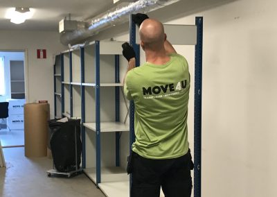 Personal från flyttfirman Move4u monterar hyllor